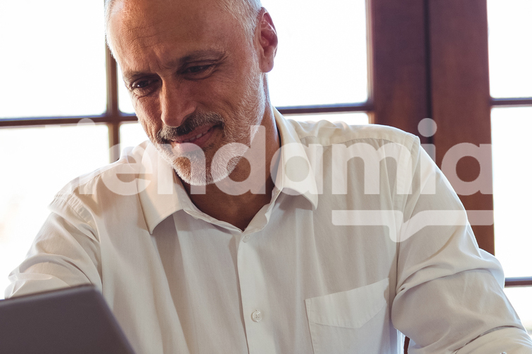 29219922_man-using-tablet-and-notebook